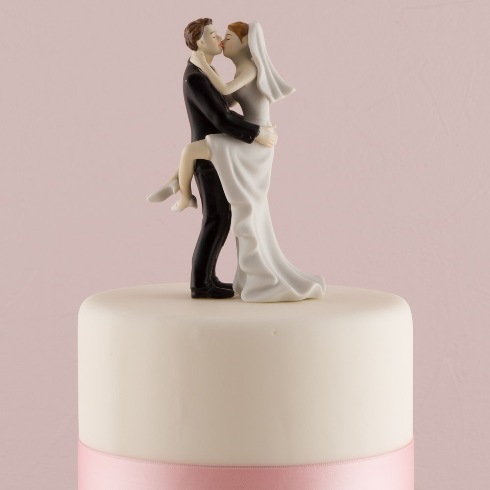 Cake topper matrimonio sposo tiene sollevata sposa cavalcioni bacio